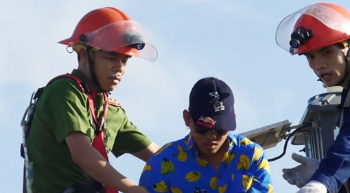 "Siêu nhân” leo lên đỉnh tháp cầu Thuận Phước chơi trò mạo hiểm