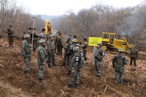 Binh sĩ Triều Tiên và Hàn Quốc bắt tay thân thiện ở khu DMZ