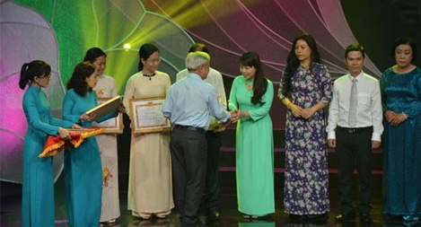 Trao giải thưởng sáng tác, quảng bá tác phẩm văn học nghệ thuật, báo chí về Bác Hồ