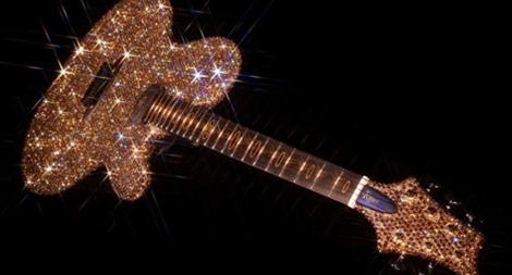 Đàn guitar mạ vàng của Lady Gaga