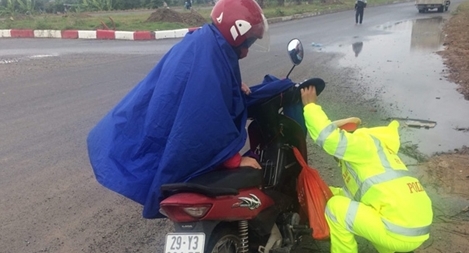 CSGT Hà Nội giúp 3 mẹ con hỏng xe về nhà giữa trời giá rét