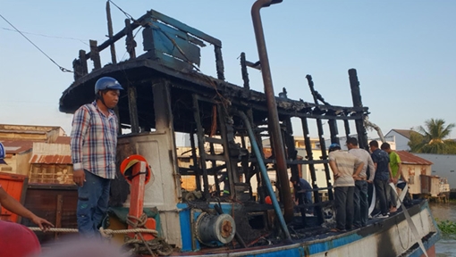 Cháy 2 tàu cá lan sang 3 căn nhà, thiệt hại hàng tỷ đồng