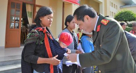 Những phần quà Tết nghĩa tình về với đồng bào K’ho ở Lâm Đồng