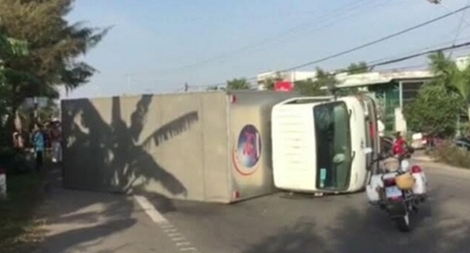Va chạm với xe máy… xe tải lật ngang đường