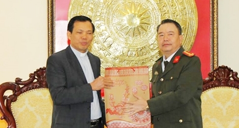 Đoàn linh mục tỉnh Hà Nam chúc Tết lực lượng Công an