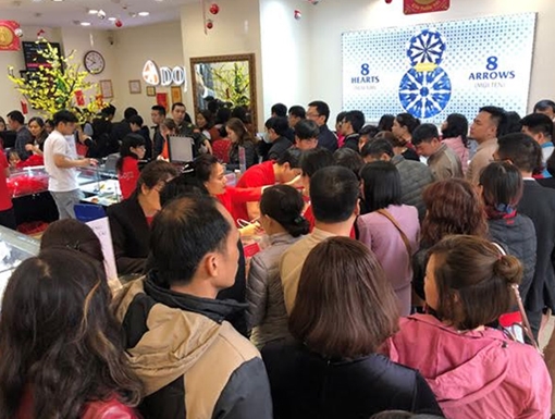 Mua vàng cầu may vía Thần tài: Vừa mua xong, lỗ ngay tiền triệu