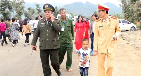 Kịp thời giúp bé trai đi lạc tại Lễ khai hội chùa Tam Chúc tìm thấy người thân