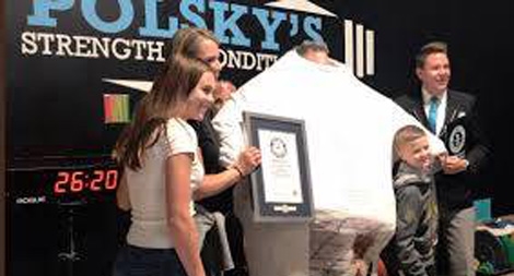 Kỷ lục mặc 260 chiếc áo phông cùng một lúc