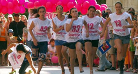 Thi chạy với… guốc cao gót