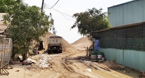 Bến thủy nội địa không phép ngang nhiên mua, bán cát