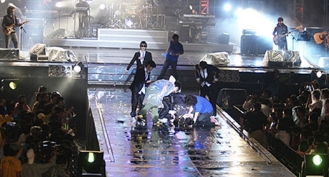 Showbiz Hàn Quốc: Đằng sau ánh đèn sân khấu