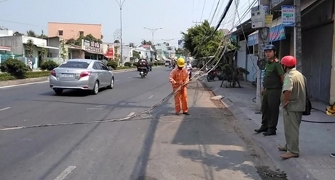 Xe container kéo gãy trụ điện viễn thông, người đi đường gặp hoạ