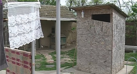 Romania: Cấm nhà vệ sinh biệt lập bên ngoài