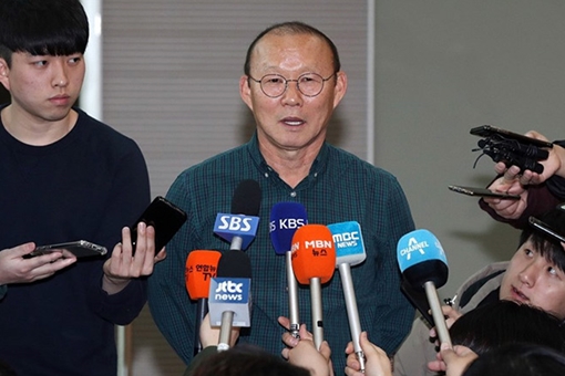 Chuyện HLV Park Hang-seo “một nách hai con”