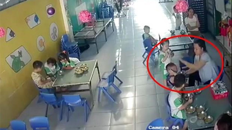 Yêu cầu đình chỉ công việc bảo mẫu đánh bé trai