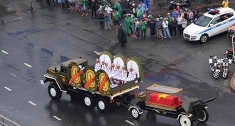 Người dân TP Hồ Chí Minh đội mưa tiễn biệt nguyên Chủ tịch nước Lê Đức Anh