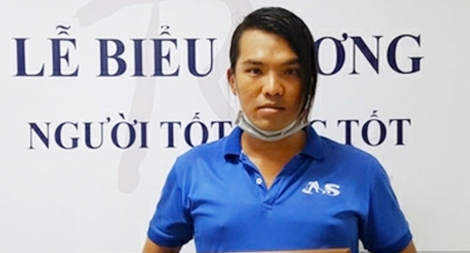 Nhân viên vệ sinh nghèo trả lại 7.400 USD