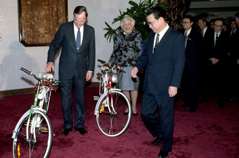 Các nguyên thủ quốc gia tặng quà như thế nào?