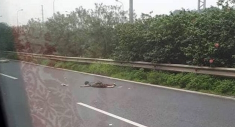 Nam thanh niên nhặt rác trên Đại lộ Thăng Long bị ô tô 16 chỗ tông tử vong