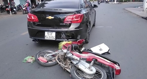 Xe máy tông xe ô tô con, nhiều người đi đường hoảng vía