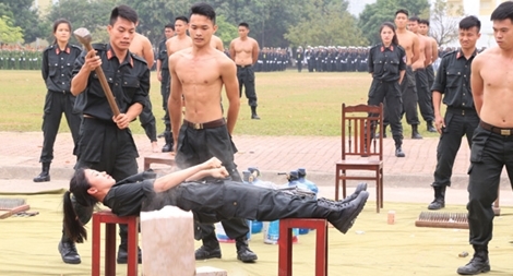 Đằng sau những màn khí công điêu luyện của Cảnh sát đặc nhiệm