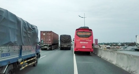 Tài xế xe giường nằm chèn ép các xe trên cao tốc TP HCM – Trung Lương