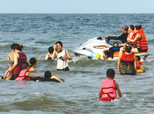 Chấn chỉnh hoạt động dịch vụ môtô nước ở bãi biển Cửa Lò 