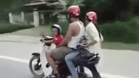 Phạt một thanh niên chở vợ, để con 2 tuổi... cầm lái