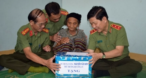 Thứ trưởng Nguyễn Văn Sơn thăm, tặng quà gia đình chính sách 