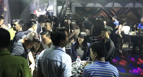 Khó xử lý quán bar “chui", vì sao?