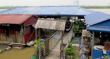 Nguy cơ gây mất ATGT thuỷ từ nhà hàng nổi tự phát trên sông Hồng