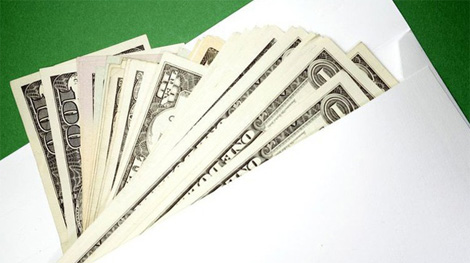 Truy tìm tài xế cùng chiếc phong bì có 8.000 USD