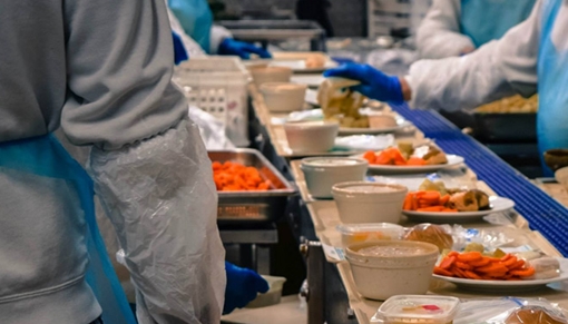 Dân biểu EU bất bình vì nhà ăn tăng giá