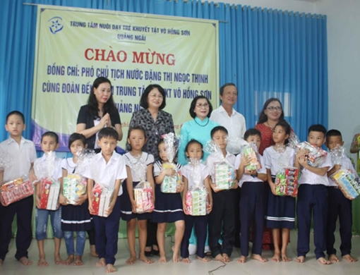 Phó chủ tịch nước Đặng Thị Ngọc Thịnh thăm Trung tâm nuôi dạy trẻ khuyết tật Võ Hồng Sơn