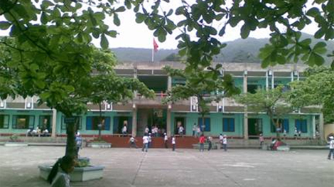 Bé trai lớp 3 ngã tử vong trong giờ chơi