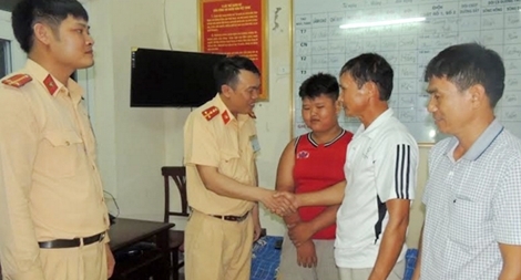 CSGT Hà Nam giúp đỡ cậu bé đi xe máy bị lạc