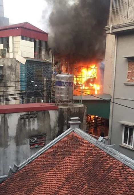 15 phút dập tắt đám cháy nhà trong ngõ sâu