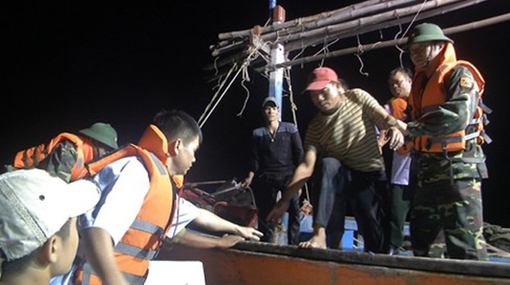 Kịp thời cứu sống 7 ngư dân gặp nạn trên biển