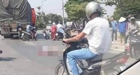 Va chạm với xe đầu kéo, cha tử vong, con may mắn thoát chết