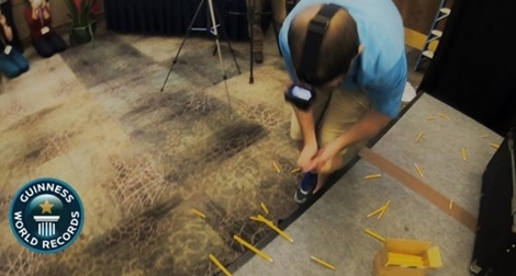 Kỷ lục mới về số bút chì bẻ gãy