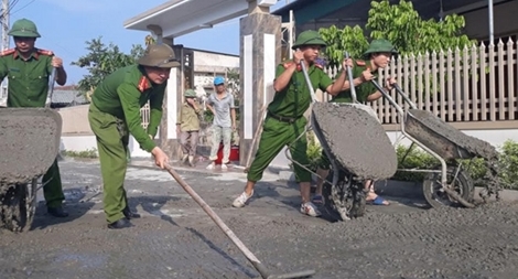Công an Hà Tĩnh giúp dân làm đường bê tông nông thôn mới