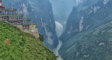 Đề nghị cải tạo công trình trái phép trên Mã Pì Lèng thành điểm dừng chân ngắm cảnh