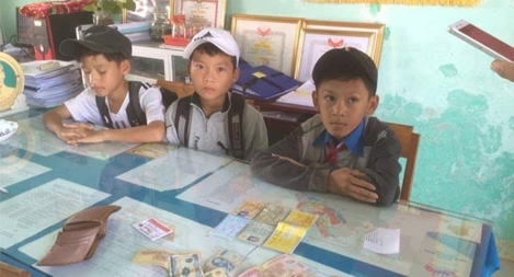 Nhặt được ví tiền, 3 học sinh tìm trả người đánh rơi