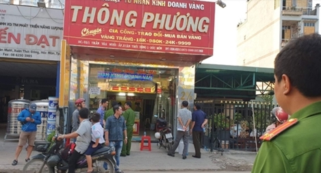 Hai "ninja" nổ súng, dùng búa cướp tiệm vàng