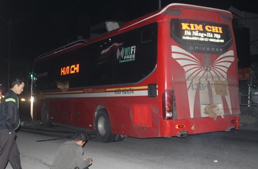 Xe máy 'đối đầu' xe khách, nam thanh niên tử vong trên QL1A