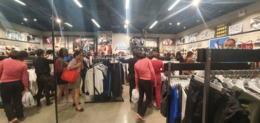 Giá giảm “sốc”, nhiều người thất vọng trong ngày Black Friday