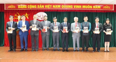 Ra mắt bộ sách 'Hồ Chí Minh với Ấn Độ' bản tiếng Việt và tiếng Anh