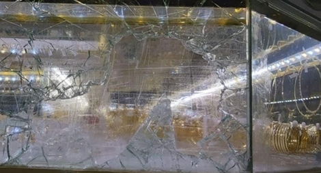 Cướp tiệm vàng khi chủ hàng xem bóng đá