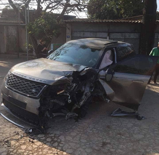 Siêu xe Range Rover tan hoang sau va chạm với taxi, 2 người bị thương