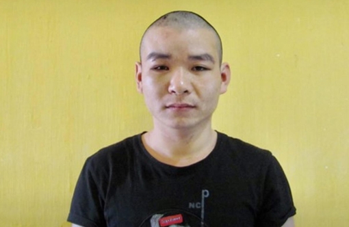 "Ma men" đầu trần đi xe máy, tấn công cảnh sát